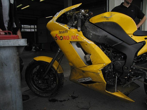 Stig Helmer's racer så noget 'slidt' ud efter styrtet.